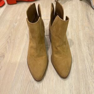 BP beige faux suede boots /size 5.5